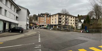 Strasse mit Bushaltestelle