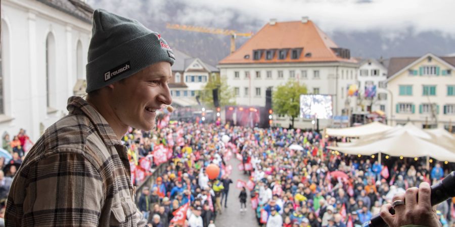 Der Schweizer Skirennfahrer Marco Odermatt beim Empfang auf dem Dorfplatz von Stans.