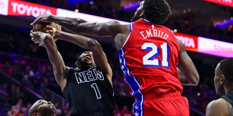 Joel Embiid (r) und die 76ers holten sich in der Serie gegen die Nets das 1:0.