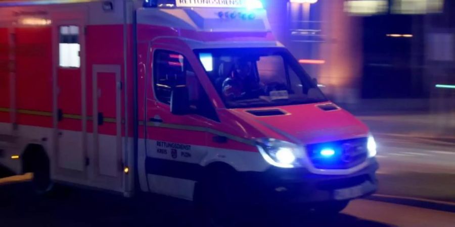 Ein Rettungswagen fährt mit Blaulicht zu einem Einsatz. Foto: Carsten Rehder/Illustration