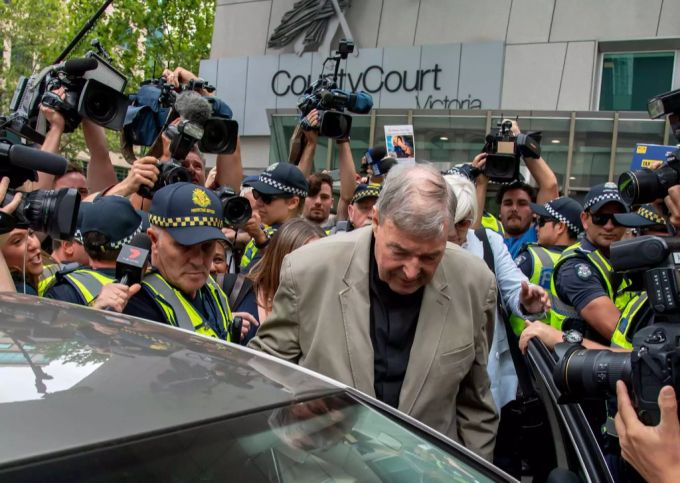 George Pell verlässt das Gerichtsgebäude.