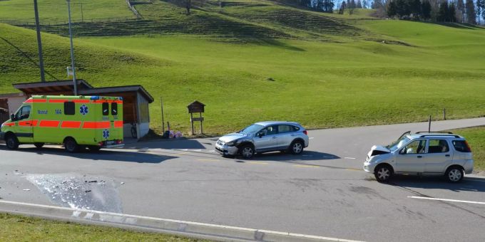 Polizei - Lenker verursacht Kollision beim Einbiegen