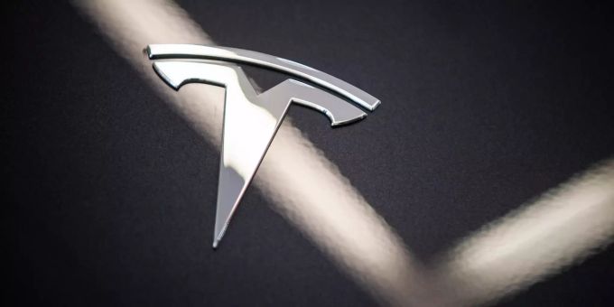 Auf der Motorhaube des Elektroautos Model 3 von Tesla in einem Ausstellungsraum ist das Logo zu sehen. China Tesla
