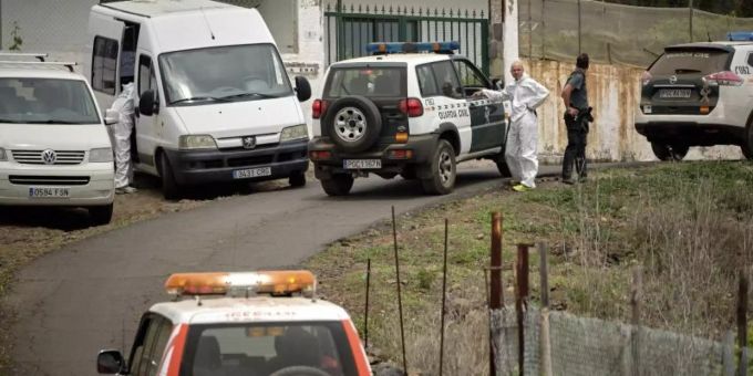 Polizisten und Mitglieder der Guardia Civil auf der Strasse, die zu dem mutmasslichen Tatort führt. Foto: Andres Gutierrez/AP