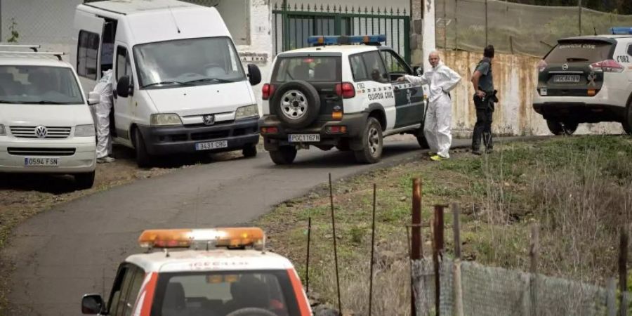 Polizisten und Mitglieder der Guardia Civil auf der Strasse, die zu dem mutmasslichen Tatort führt. Foto: Andres Gutierrez/AP