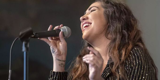 Die irische Songwriterin Ruth Anne gab am Donnerstag in Luzern einen Vorgeschmack auf ihren Auftritt am Blue Balls Festival 2019. Die irische Songwriterin Ruth Anne gab am Donnerstag in Luzern einen Vorgeschmack auf ihren Auftritt am Blue Balls Festival 2019.