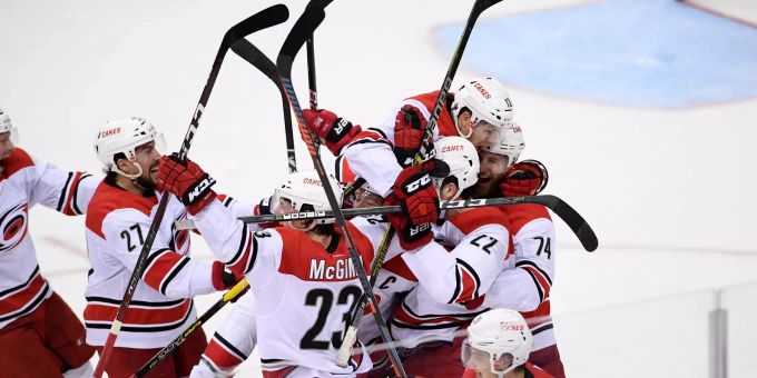 Die Carolina Hurricanes feiern nach dem Sieg gegen die Washington Capitals im Playoff-Duell in der NHL. NHL