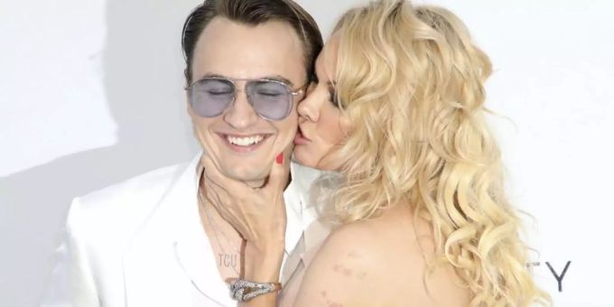 Ein Küsschen von der Mama: Pamela Anderson mit ihrem Sohn Brandon Thomas Lee auf der Aids-Gala. Pamela Anderson Brandon Lee
