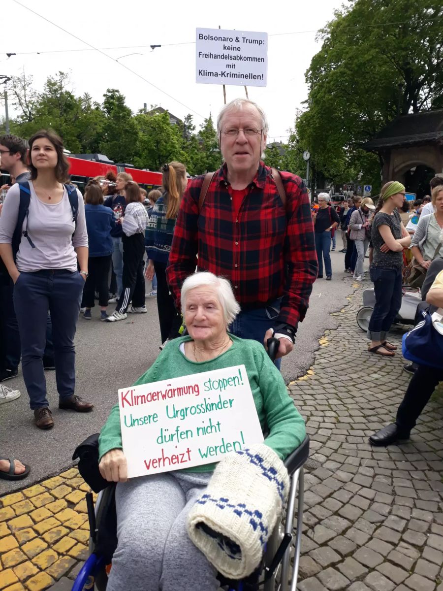 Urgosseltern fordern am Klimastreik eine bessere Zukunft für ihre Grossenkel.