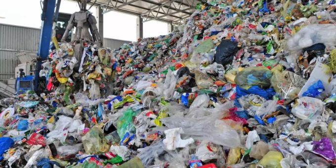 In einer Wertstoffaufbereitungs- und Sortieranlage wird der Müll vorsortiert. Der Entsorgungsverband BDE fordert Politik und Wirtschaft auf, Plastik nicht zu verteufeln. Foto: Martin Schutt In einer Wertstoffaufbereitungs- und Sortieranlage wird der Müll vorsortiert. Der Entsorgungsverband BDE fordert Politik und Wirtschaft auf, Plastik nicht zu verteufeln. Foto: Martin Schutt
