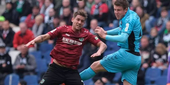 Oliver Sorg (l) kommt aus Hannover zum 1. FC Nürnberg. Foto: Peter Steffen Oliver Sorg (l) kommt aus Hannover zum 1. FC Nürnberg. Foto: Peter Steffen
