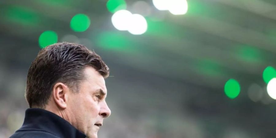 Gladbachs Trainer Dieter Hecking hat gegen Bremen mit Personalwechseln überrascht. Foto: Marcel Kusch