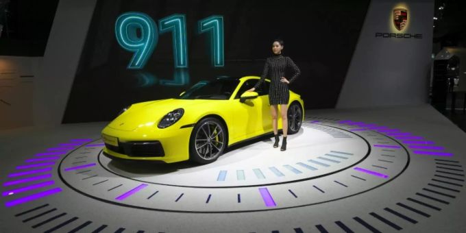 Ein Model posiert vor dem Porsche 911. Porsche 911 GT3