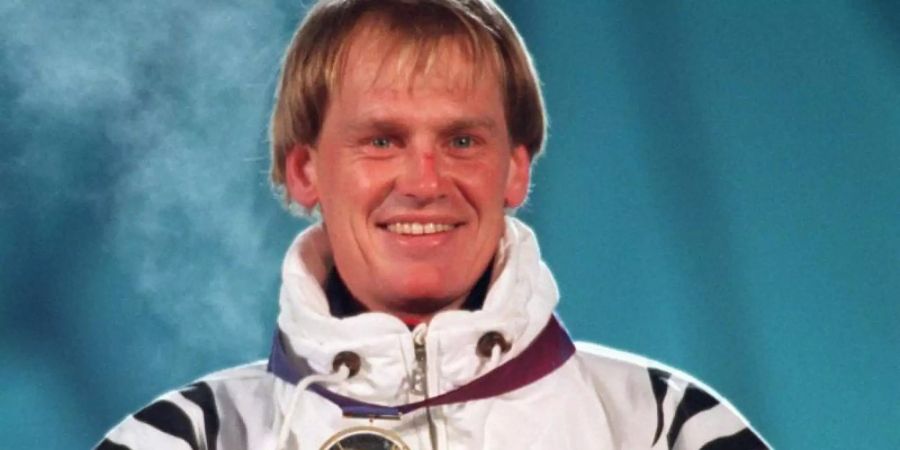 Markus Wasmeier zeigt 1994 seine Goldmedaille nach seinem Sieg im Super-G bei den XVII. Olympischen Winterspielen. Foto: Harry Melchert