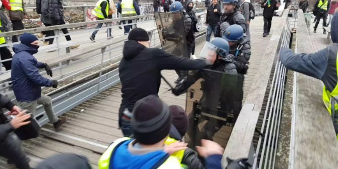 Christophe Dettinger schlägt an einer Gelbwesten-Demo auf Polizisten.