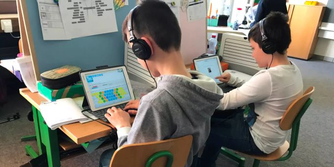 Schüler arbeiten mit iPad (Symbolbild). iPad