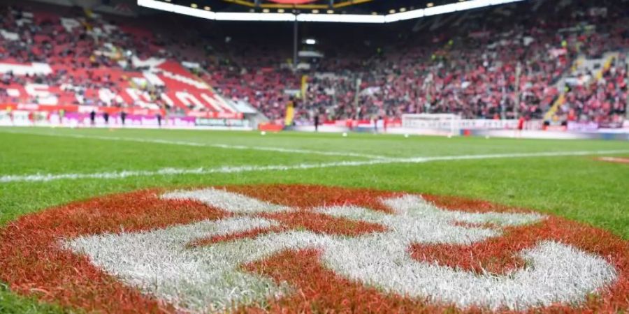 Finanziell angeschlagen: Der 1. FC Kaiserslautern - nun naht Rettung. Foto: Uwe Anspach