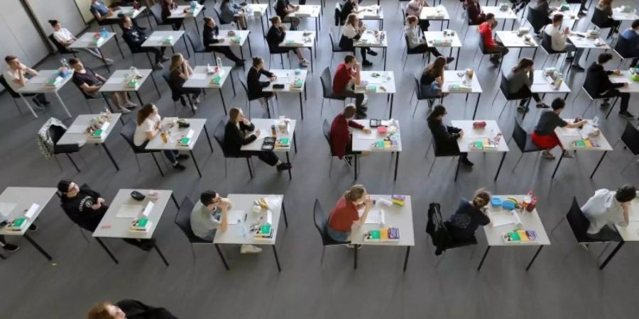 Abiturprüfung in einem Gymnasium in Rostock. Foto: Bernd Wüstneck