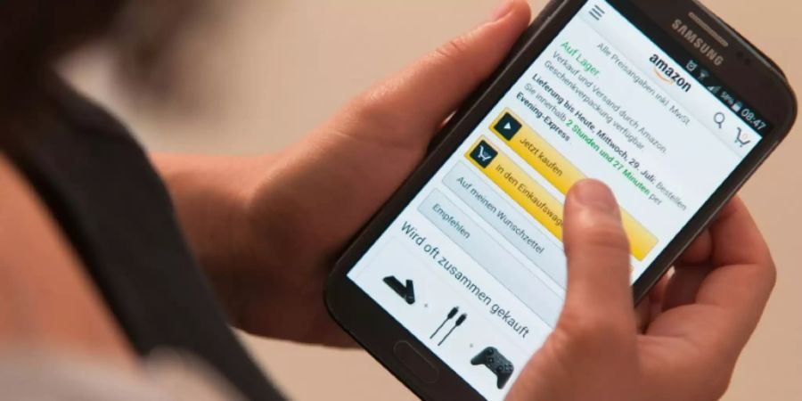 Nutzerin mit Amazon-App auf dem Smartphone