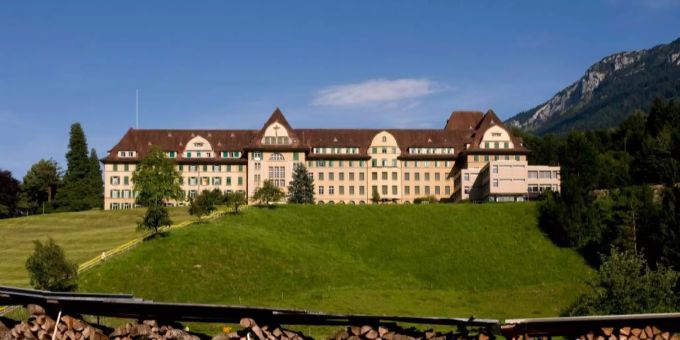 Die Privatschule Theresianum Ingenbohl wird mit dem Kollegium Schwyz zur Kantonsschule Innerschwyz zusammengeschlossen. Kantonsschule Innerschwyz