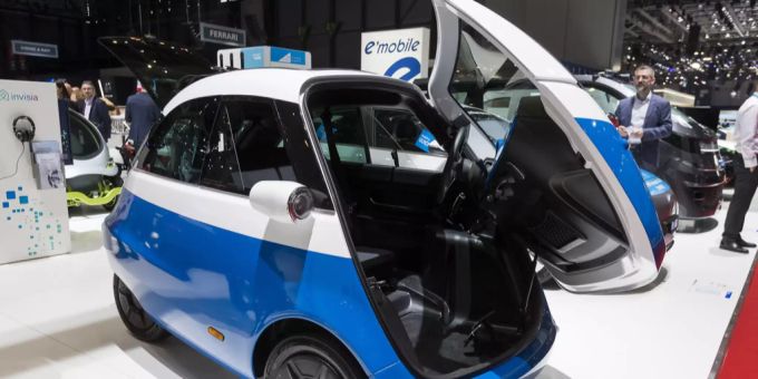 Messebesucherinnen sitzen bei der «micromobility expo» auf der Messe Hannover in einem elektrisches Stadtauto microlino der Firma micro. Artega