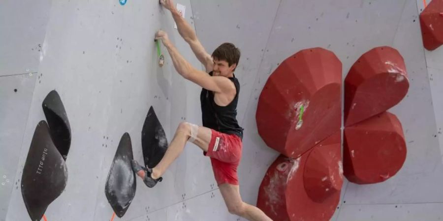 Kletter-Ass Jan Hojer an der Boulderwand. Foto: Lino Mirgeler