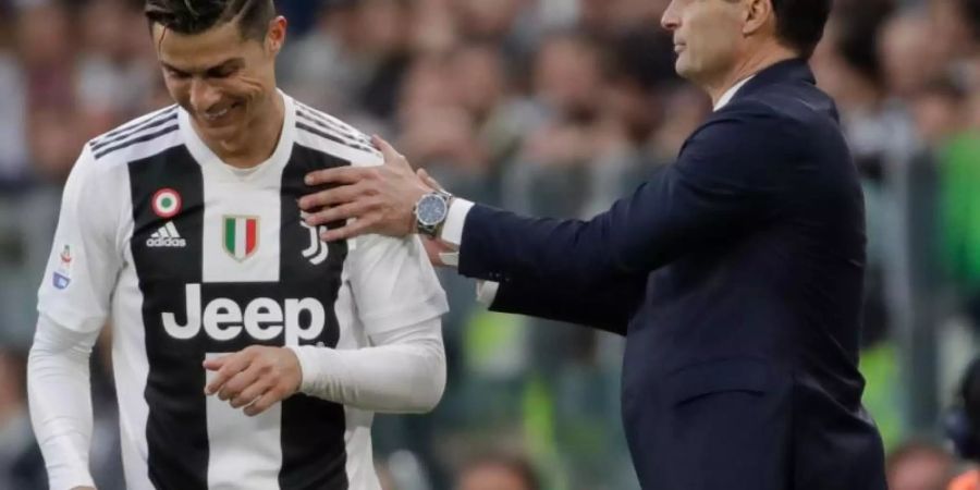 Juventus Turin und Trainer Massimiliano Allegri (r) gehen zur kommenden Saison getrennte Wege. Foto: Luca Bruno/AP