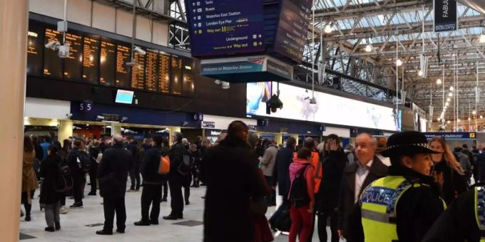 Mehrere kleine Briefbomben sind an verschiedenen Orten in London entdeckt worden, unter anderem am Bahnhof Waterloo. London Briefbomben