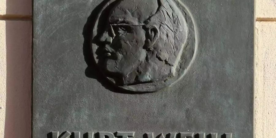 Gedenktafel für den Komponisten Kurt Weill (1900-1950) am Gebäude der Jüdischen Gemeinde in Dessau. Foto: Jens Wolf
