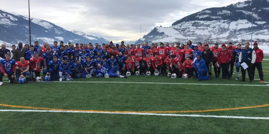 AFC Zürich Renegades zusammen mit den Salzburg Bulls