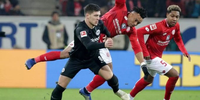 Luka Jovic (l) soll vor einem Wechsel von Eintracht Frankfurt zu Real Madrid stehen. Foto: Hasan Bratic Luka Jovic (l) soll vor einem Wechsel von Eintracht Frankfurt zu Real Madrid stehen. Foto: Hasan Bratic