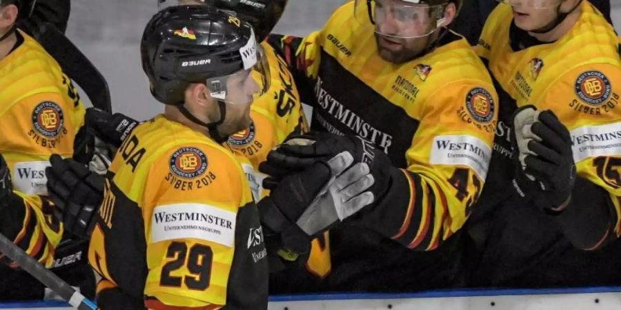 Leon Draisaitl (l) jubelt mit seinen Teamkollegen nach seinem Treffer zum 2:1 gegen Österreich. Foto: Armin Weigel