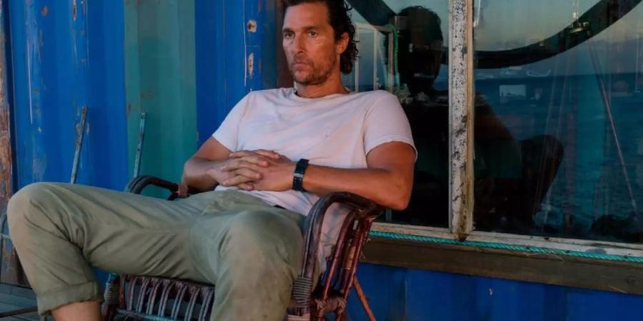 Matthew McConaughey spielt den traumatisierten Ex-Soldaten Baker Dill, der sich auf eine Insel zurückgezogen hat. Foto: -/Universum Film