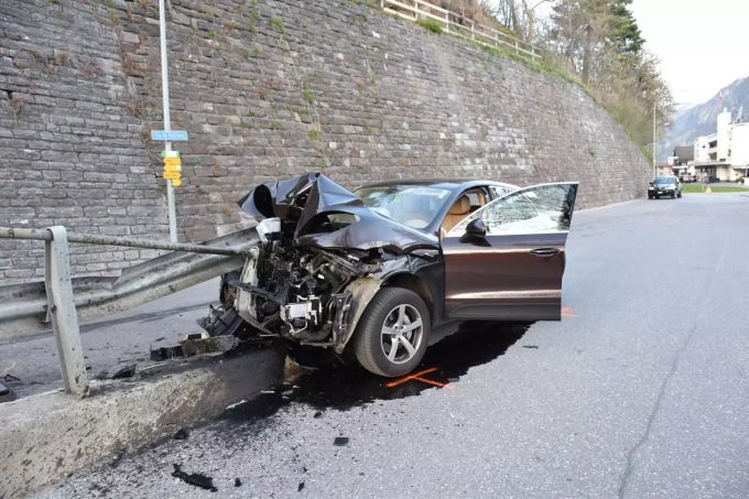 Detailaufnahme der Kollisionstelle. Kollision Auto demoliert