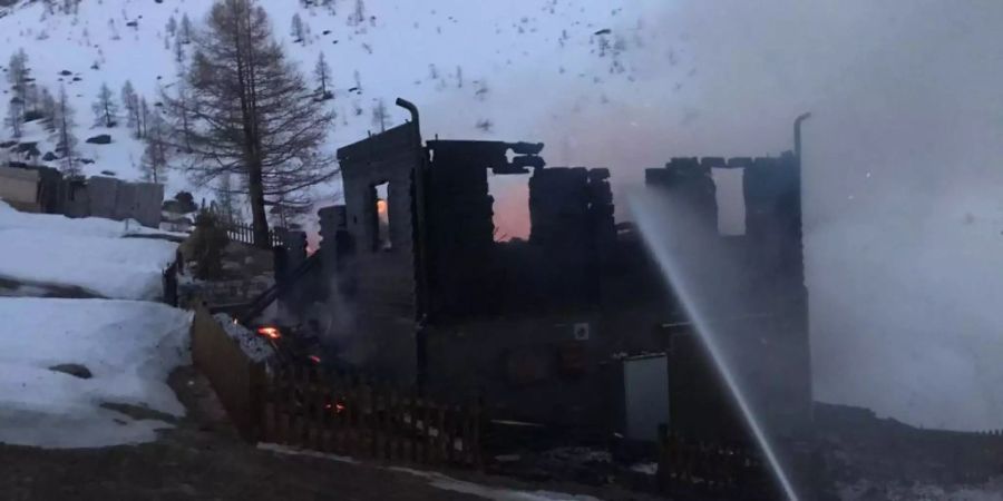 Auf der Täschalp oberhalb Täsch ist eine als Ferienhaus genutzte Hütte abgebrannt. Die Bewohner konnten sich rechtzeitig in Sicherheit bringen.