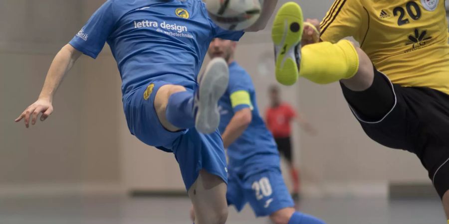 Minerva-Routinier Fabio Santona im Kampf um den Ball
