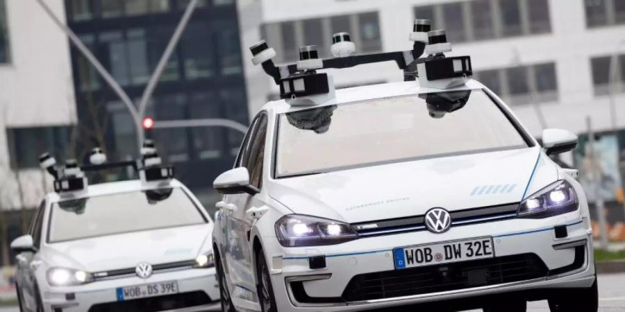 Zwei Elektro-Golf von Volkswagen, bestückt mit Laserscannern, Kameras, Ultraschallsensoren und Radar für vollautomatisches Fahren, in der Hamburger Hafencity. Foto: Christian Charisius