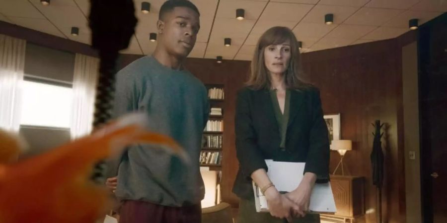 Mit der Hilfe von Heidi Bergman (Julia Roberts ) soll Walter Cruz (Stephan James) wieder ins zivile Leben eingegliedert werden. Foto: Jessica Brooks/Amazon Prime Video