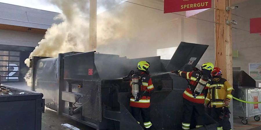 Im Werkhof in Küssnacht SZ löscht die Feuerwehr einen Brand in einem Presscontainer.