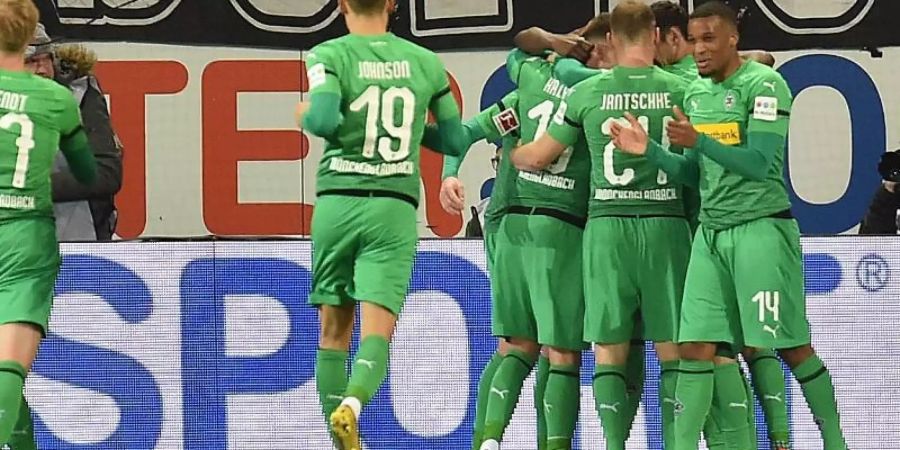 Die Gladbacher Mannschaft feiert das 1:0 von Nico Elvedi. Foto: Torsten Silz