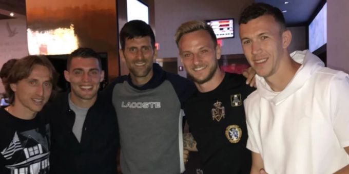Novak Djokovic posiert (Mitte) posiert mit Luka Modric (links), Ivan Rakitic (2. von rechts) und Ivan Perisic (rechts) Novak Djokovic posiert