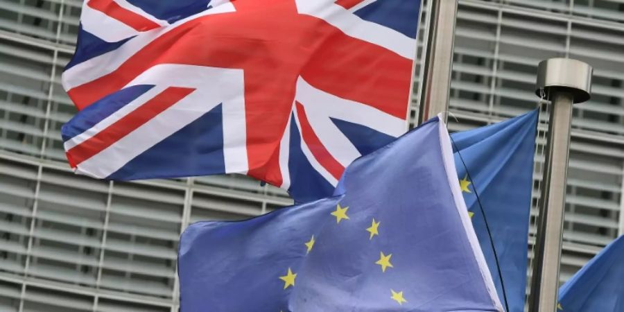 Britische und Europaflaggen vor dem Gebäude der EU-Kommission