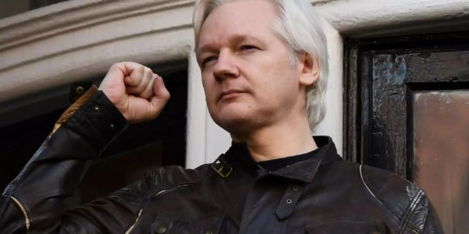 Assange 2017 auf dem Balkon der ecuadorianischen Botschaft Assange 2017 auf dem Balkon der ecuadorianischen Botschaft