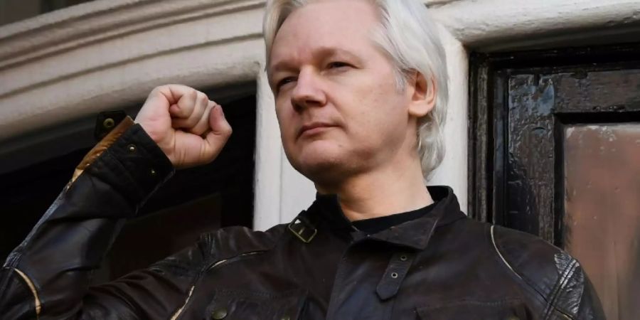 Assange 2017 auf dem Balkon der ecuadorianischen Botschaft