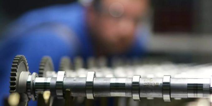 Maschinenbauer prüft Nockenwellen für BMW Maschinenbauer prüft Nockenwellen für BMW
