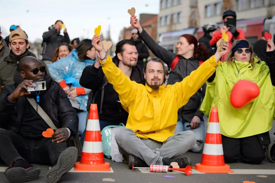 Die Demonstrationsteilnehmer waren bunt gemischt: Familien, Querdenker, Selbstständige, Verschwörungstheoretiker, Hippies und Impfgegner.