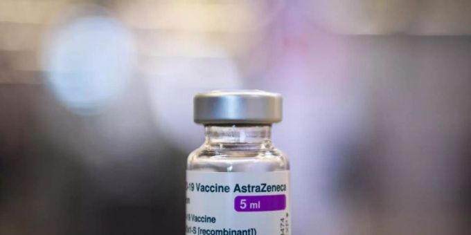 Corona-Impfstoff von AstraZeneca. Eine neue Untersuchung hat nach Angaben von AstraZeneca kein erhöhtes Thromboserisiko durch den Impfstoff ergeben. Foto: Soeren Stache/dpa AstraZeneca