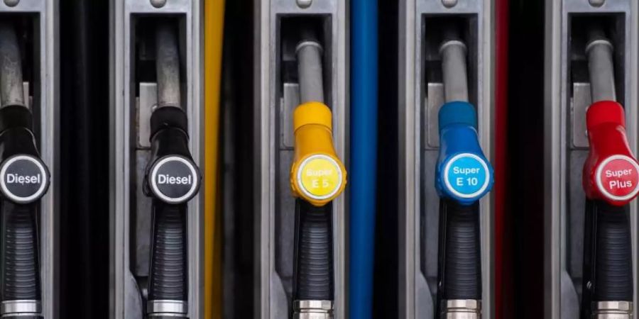 Zapfpistolen für verschiedene Kraftstoffarten an einer Zapfsäule an einer Tankstelle. Foto: Sven Hoppe/dpa