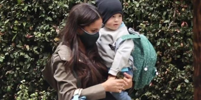 Meghan Markle mit Sohn Archie auf dem Arm. (Archivbild) Meghan Markle archies hautfarbe