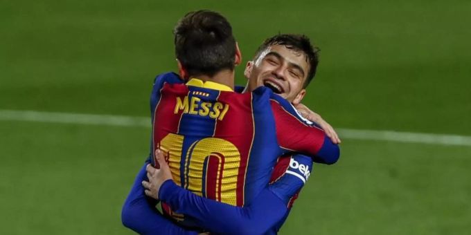Barcelonas Lionel Messi wird nach seinem zweiten Tor herzlich umarmt. Foto: Joan Monfort/AP/dpa Barcelonas Lionel Messi wird nach seinem zweiten Tor herzlich umarmt. Foto: Joan Monfort/AP/dpa